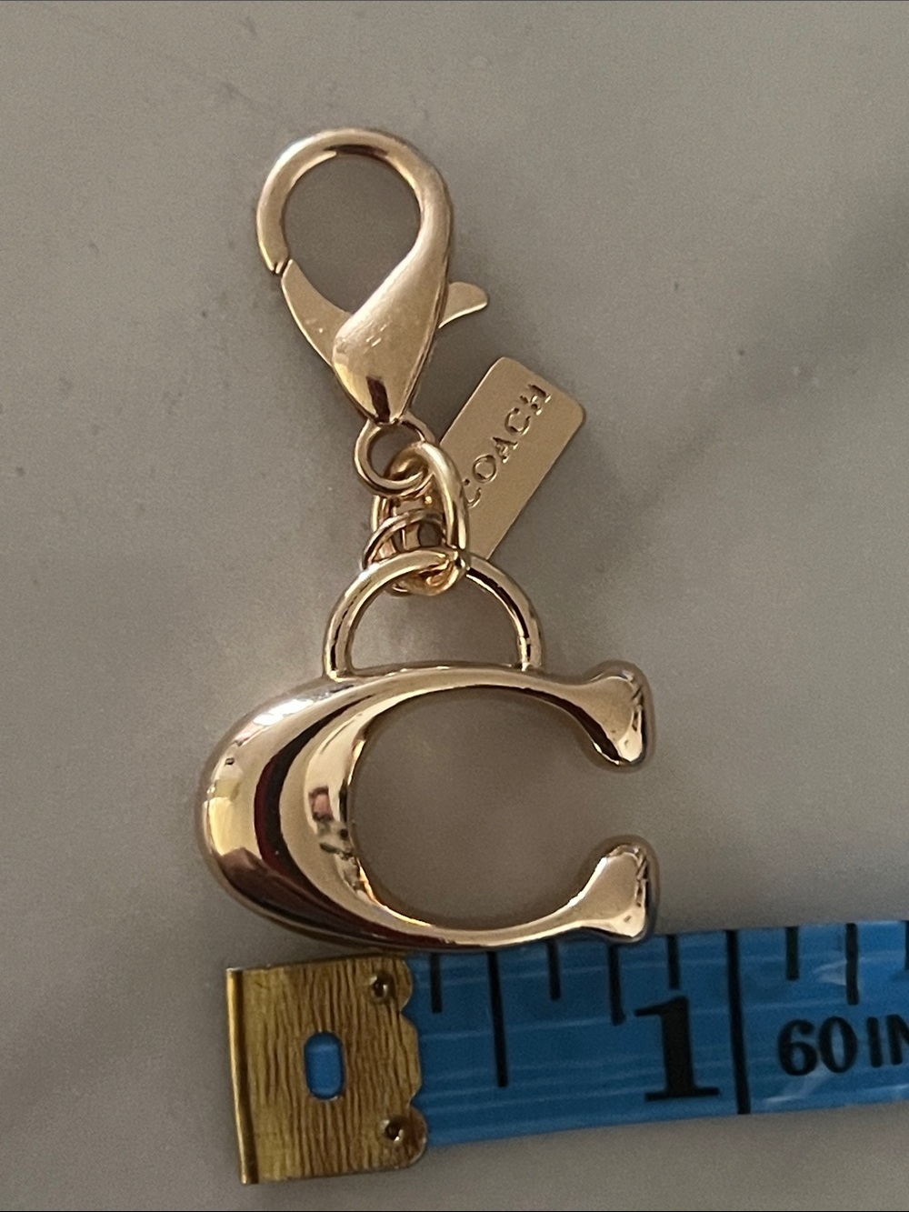 💥💥Coach Gold 'C' Logo Key Charm with Tag - Picture 6 of 6
